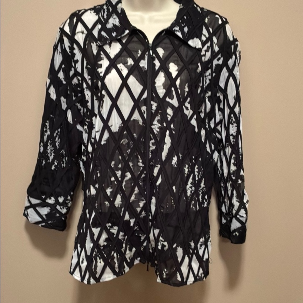 Samuel Dong Black and White Graphic 3/4 Sleeve zip front blouse. Semi sheer fabr